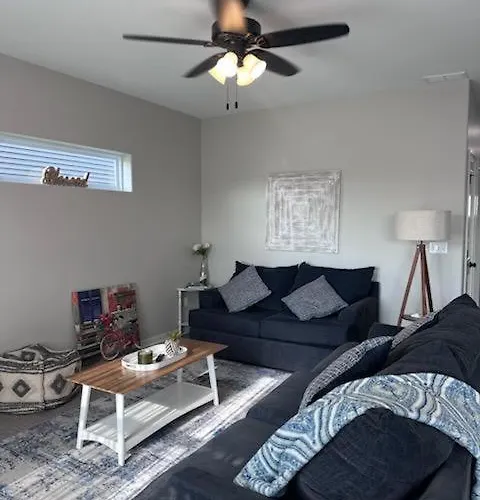 Spacious 3 Bed 2 Bath With King Master In